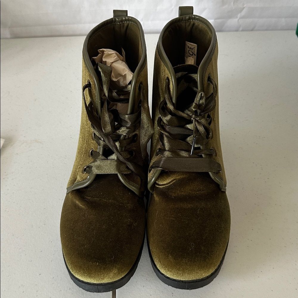 Rouge Helium Velvet Boots Olive Green Men’s Size 10